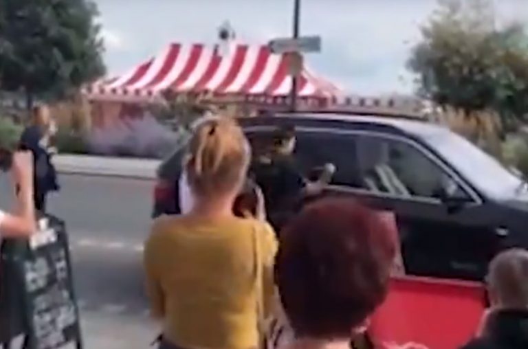ВИДЕО: полицейский ради спасения собаки разбил стекло машины за 70 000 евро