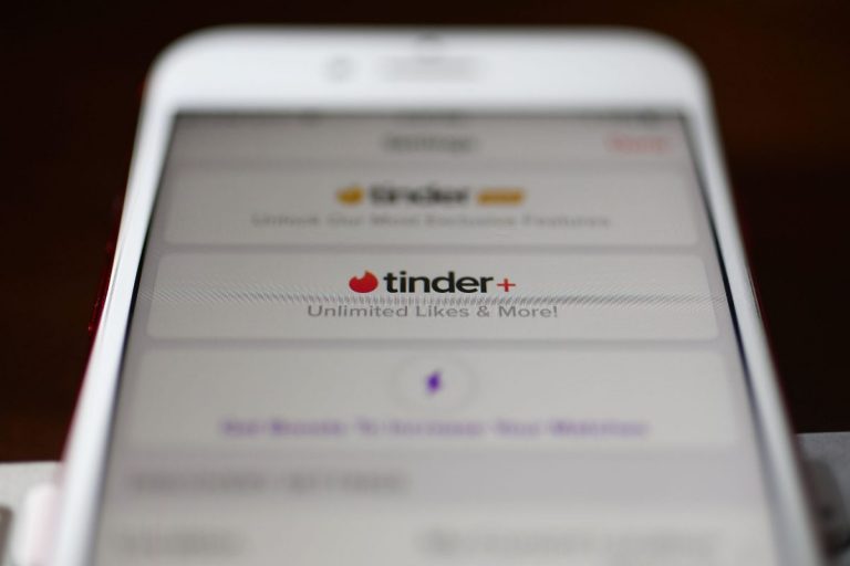 Tinder начал предупреждать представителей ЛГБТ-сообщества о возможном преследовании в России