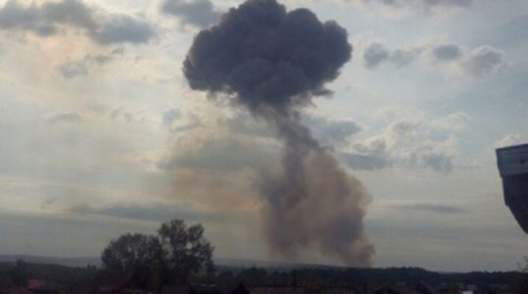 Взрывы и пожар на арсенале: в российском Ачинске ввели режим ЧС