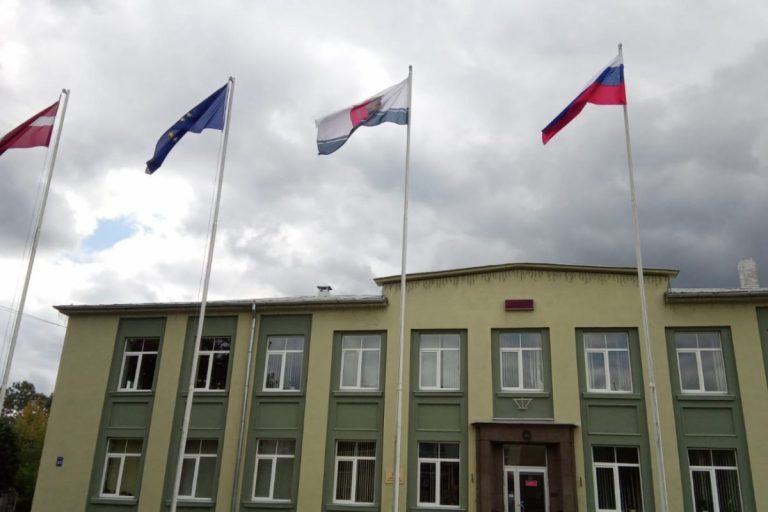 Жителя удивил российский флаг над Краславской думой