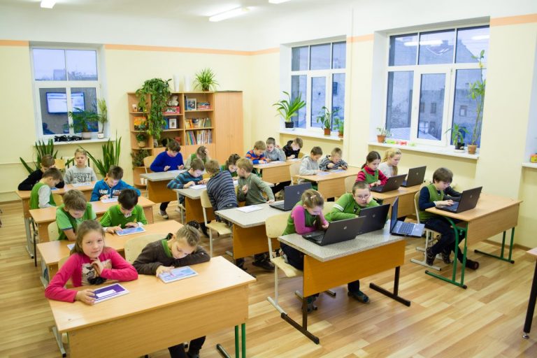 Школы нацменьшинств перейдут на латышский язык уже в 2020 году, правительство приняло правила