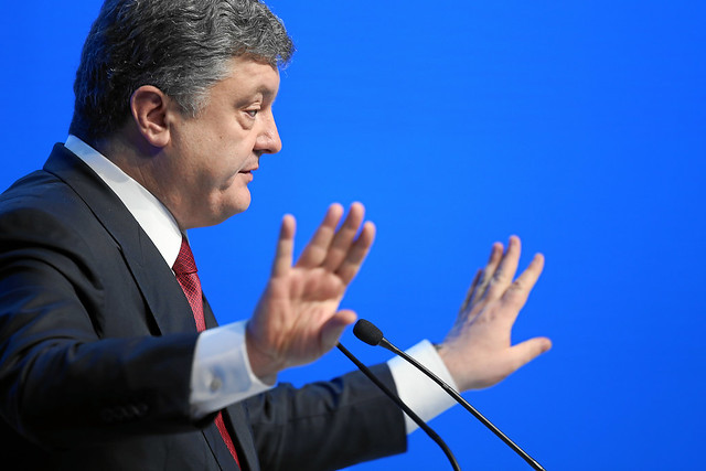 На Порошенко завели дело о подделке паспортов
