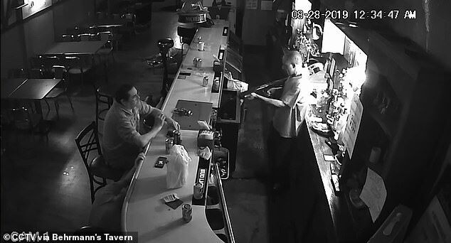 ВИДЕО: реакция мужчины на ограбление удивила вооруженного грабителя