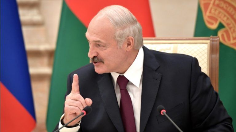 Лукашенко передал Трампу кортик