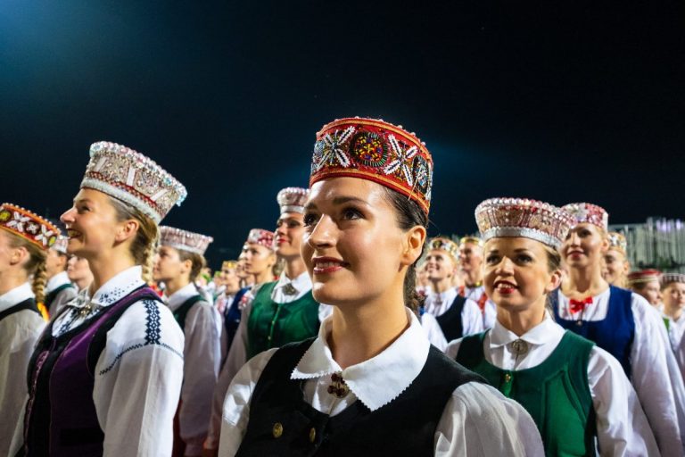 Глава фонда: пение и спорт в Латвии поддерживают, а наука — никому не нужна