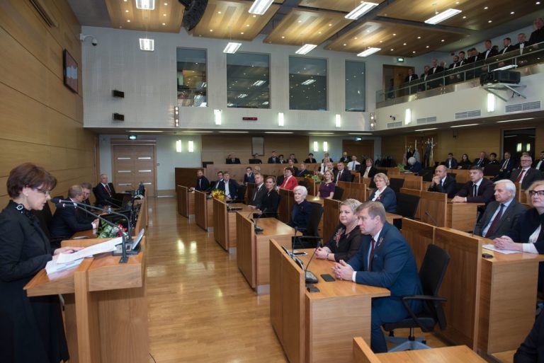 Конкурент Бурова на пост мэра Риги не может получить поддержку всех оппозиционных партий