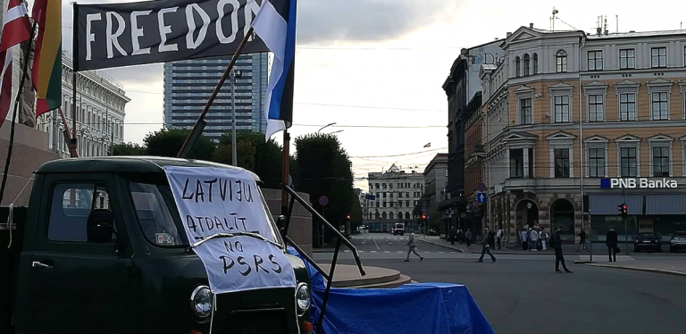 Люди занимают очередь за возмещениями возле PNB Banka уже с рассвета