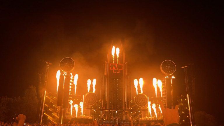 Немцы в городе! Rammstein привез крутую аппаратуру — слышно по всей Риге
