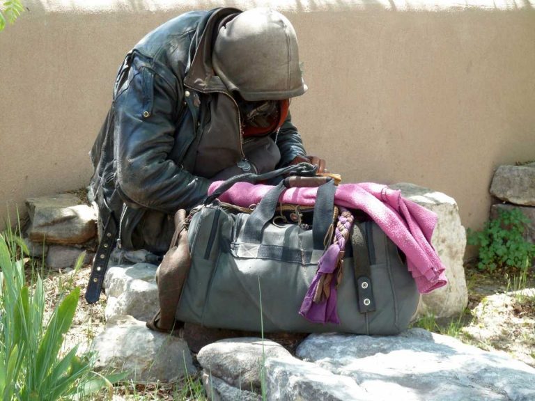 В Межциемсе пьяные подростки облили бездомного бензином, подожгли и скрылись