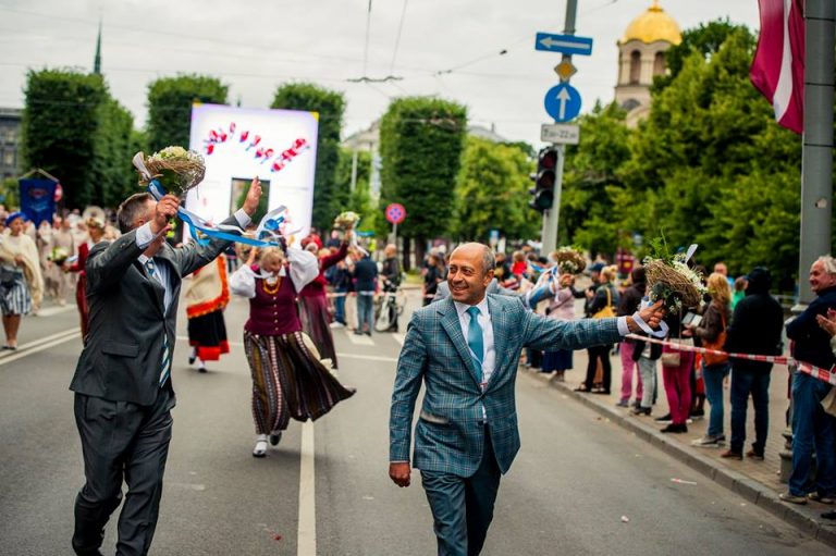 «Господин Буров, а что будет с 9 мая?»: реакция некоторых рижан на избрание мэра
