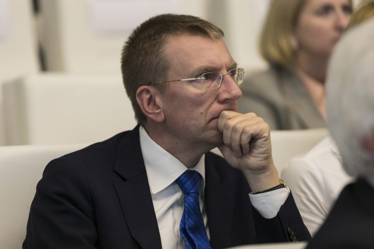 «Разрушители мостов» и «дипломатическое хамство»: Ринкевич и посольство России поспорили в соцсетях