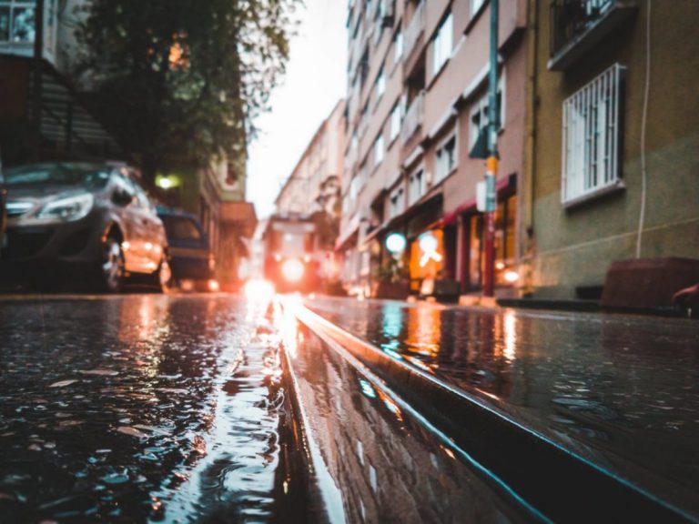 Потопа не будет? Рижская дума выявила 18 самых затопляемых дождем улиц