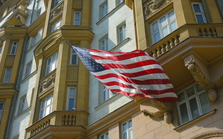 Глава ВЦИОМ: россияне больше не хотят дышать Америке в затылок