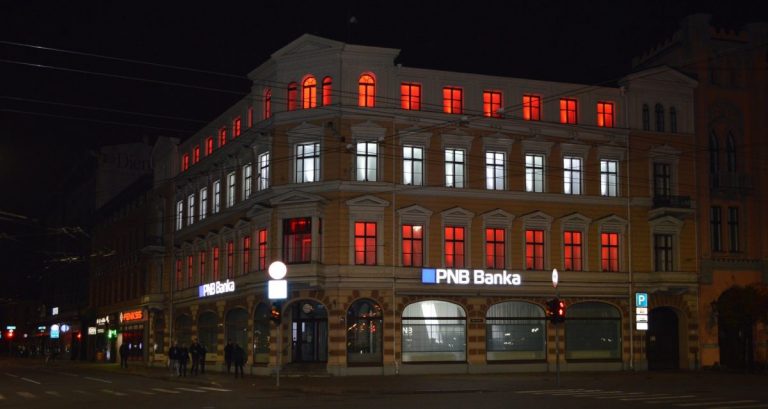 Остановлена работа PNB Banka: банкоматы и интернет-банк закрыты