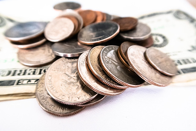 Евро, кроны и армянские драмы: в Риге задержан иностранец с наличными