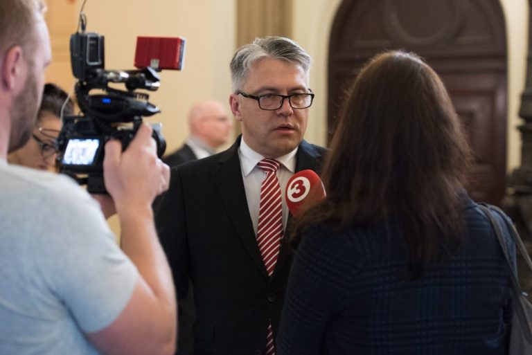 Омбудсмен: либо правительство решает вопрос с пенсиями и «минималками», либо мы идем в суд