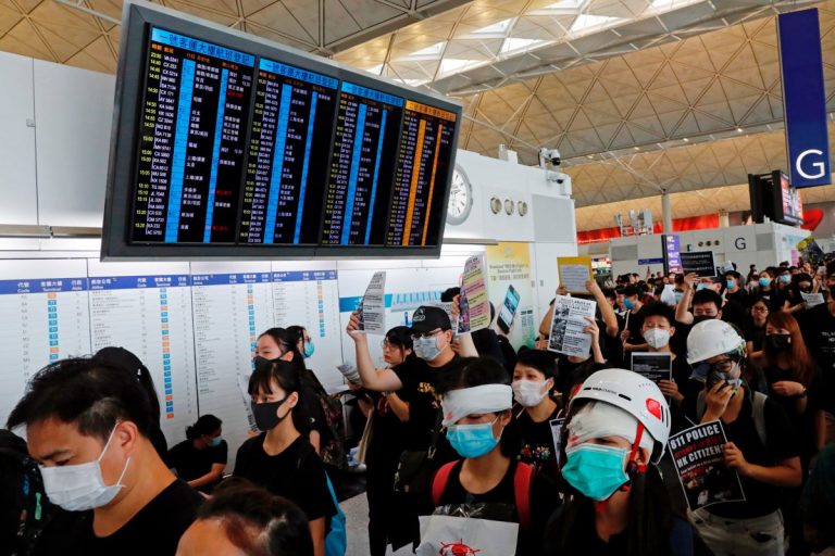 Cлезоточивый газ в метро, рейсы в аэропорту отменяются: в Гонконге продолжаются митинги 