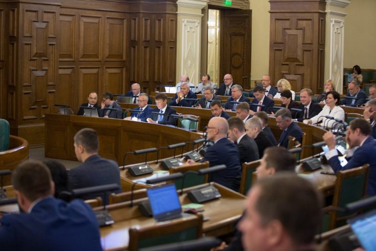 Экономист: Латвия тратит 44 цента с каждого евро налогов на содержание госаппарата — это абсурд!