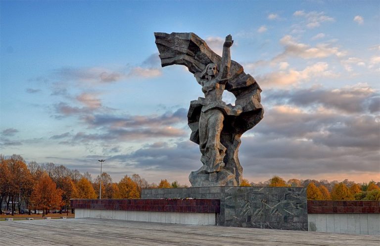 В важные для оккупантов дни у памятников устраиваются оргии: депутат рассказал о несчастьях из-за победы СССР