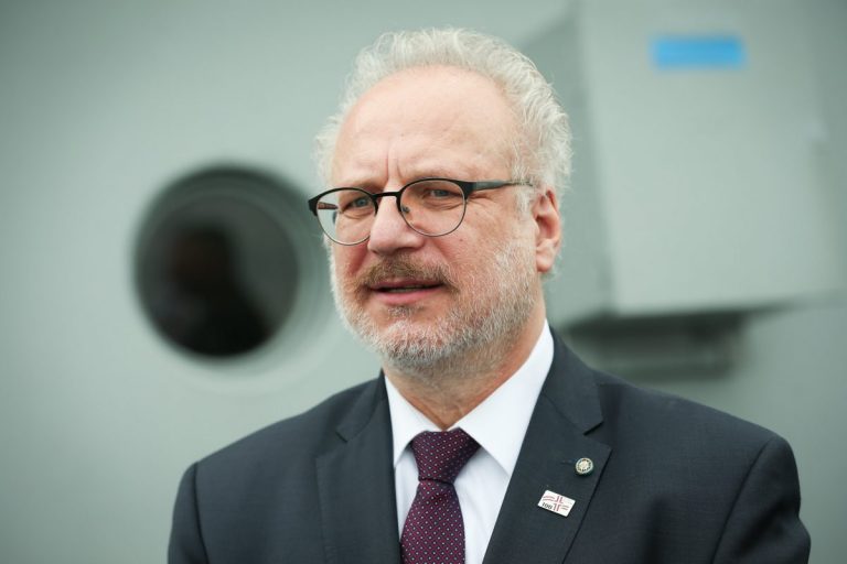 КОРОТКО О ГЛАВНОМ: зарплата пресс-секретаря Левитса, Латвия — самая опасная в ЕС, российский медведь под Валгой