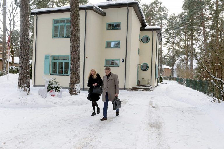 После обысков Ушаков переехал из дома в Межапарке в квартиру