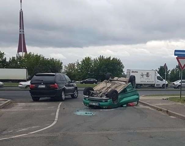 На улице Краста автомобиль перевернулся на крышу