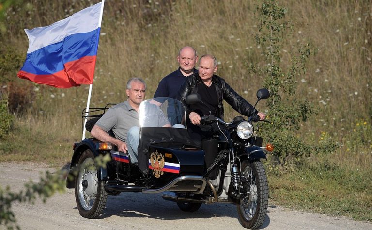 Путина не оштрафуют за езду на мотоцикле без шлема