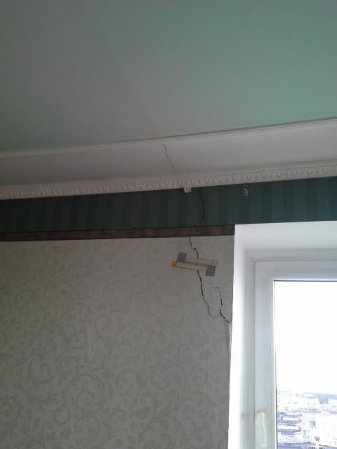 Заклеил трещину скотчем: жители Плявниеки напуганы треснувшей стеной в многоэтажном доме