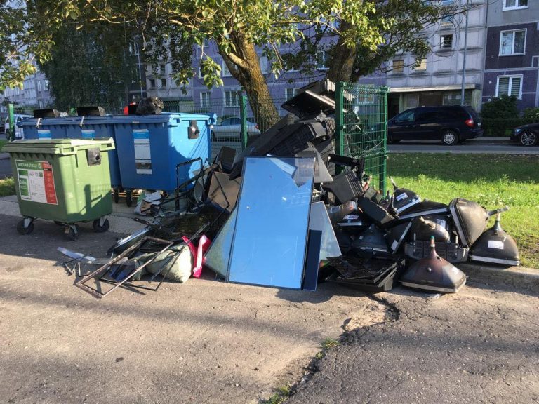 Как в Риге сортируют мусор: читатель показал гору хлама в Пурвциемсе