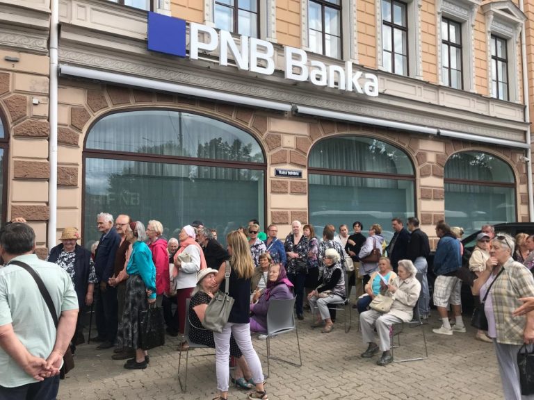 Предприниматели призывают другие компании поддержать пенсионеров из-за PNB Banka