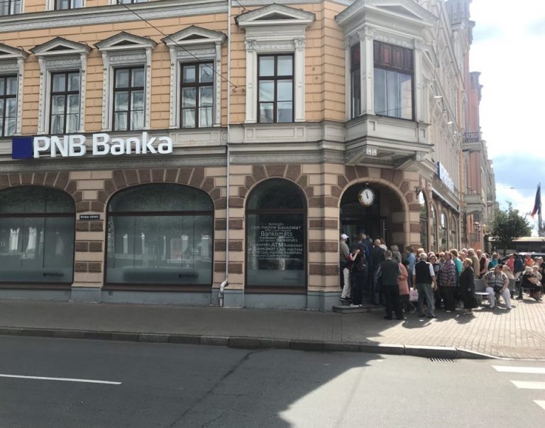 «Поток людей огромный, просьба повременить с приходом»: в Citadele рассказали о выплатах