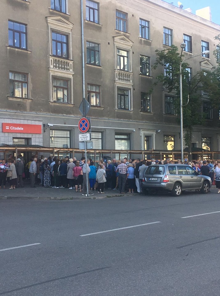 Спешат забрать пенсии: после закрытия PNB Bank у даугавпилсских банков выстроились очереди