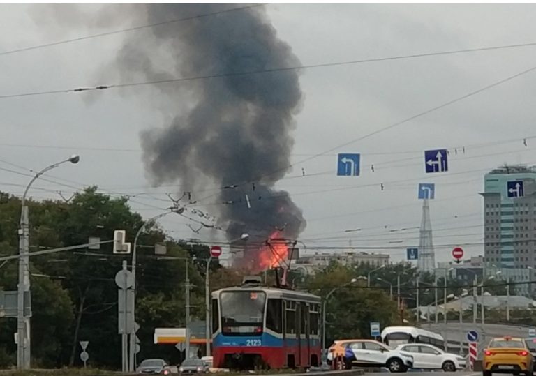 Крупный пожар в Москве: на тушение огня брошены вертолеты