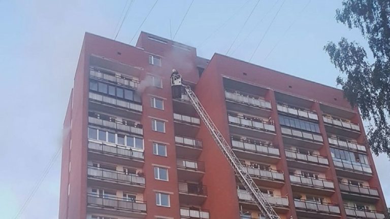 Трагедия на Югле: из горевшей квартиры вынесли труп пенсионера