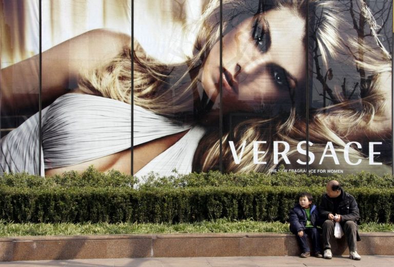 Потеряли Гонконг: Versace извинился за выпуск футболок с неправильной картой Китая