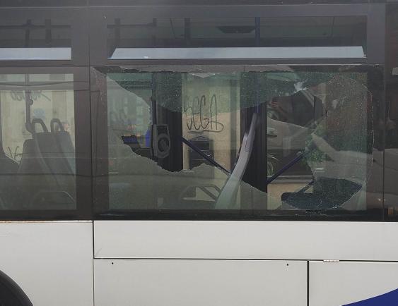 ФОТО: автобус Rīgas Satiksmes стоит на улице с разбитым окном