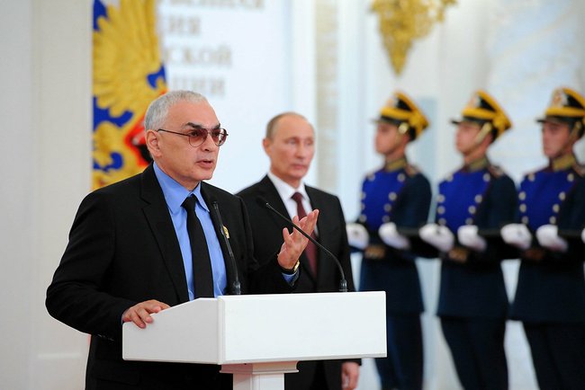 Дольше Брежнева, но меньше Сталина: Шахназаров по-прежнему не видит альтернативы Путину