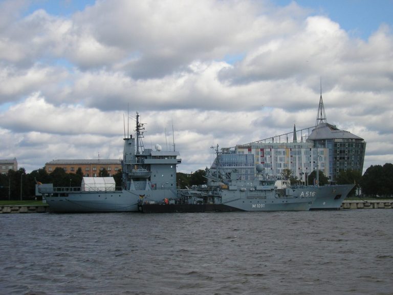 В честь столетия военного флота: корабли НАТО и военно-морских сил Латвии в рижском порту