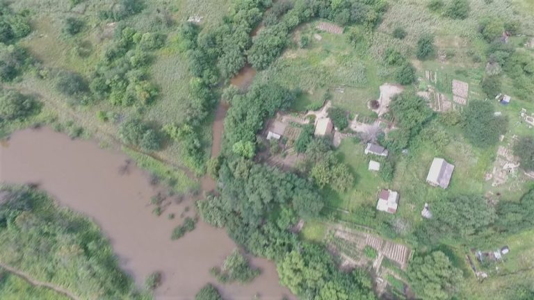 В Хабаровском крае ввели режим ЧС: паводок затапливает дачи