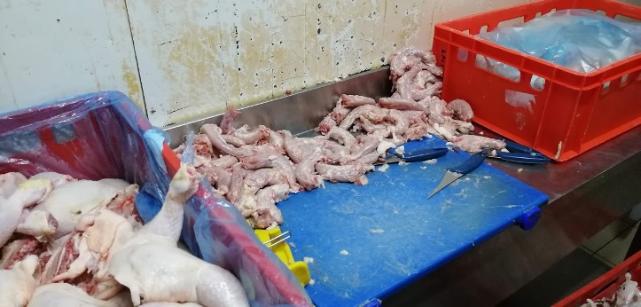 В Риге нелегальный цех поставлял продукцию на рынок: изъята почти тонна мяса