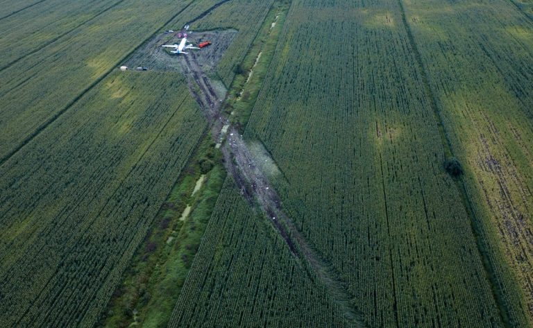 Опубликованы расшифровки переговоров пилотов севшего в кукурузное поле самолета