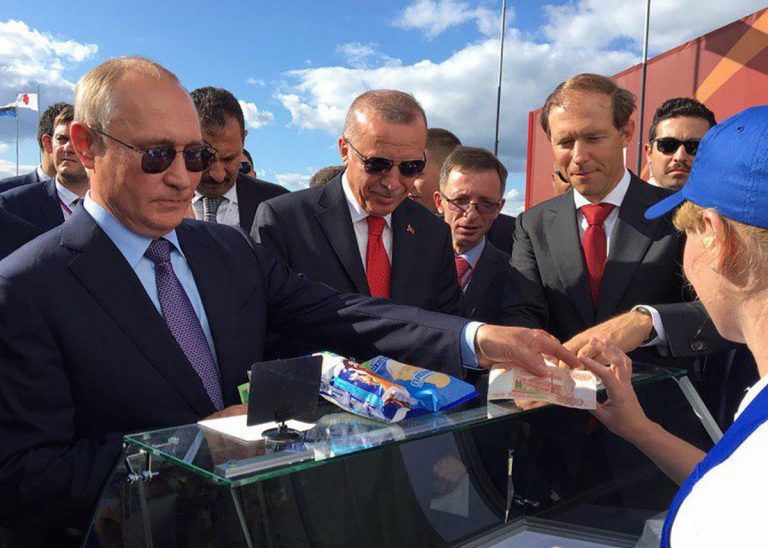 «Сдачу отдайте министру на развитие авиации»: Путин купил мороженого на пять тысяч рублей
