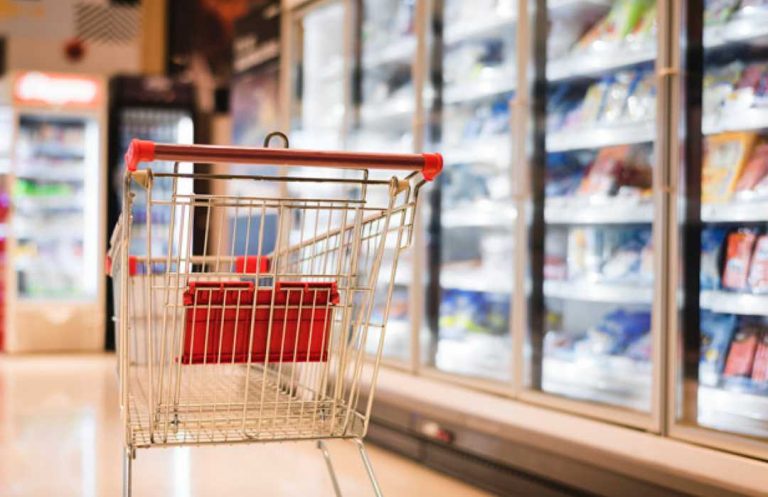 Maxima планирует бесплатно раздавать продукты с истекшим сроком годности