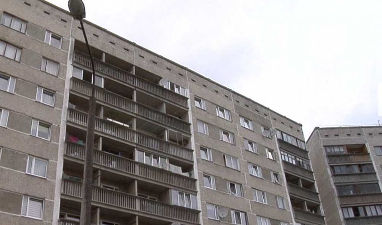 В Елгаве 22-летний парень покончил с собой, спрыгнув с восьмого этажа