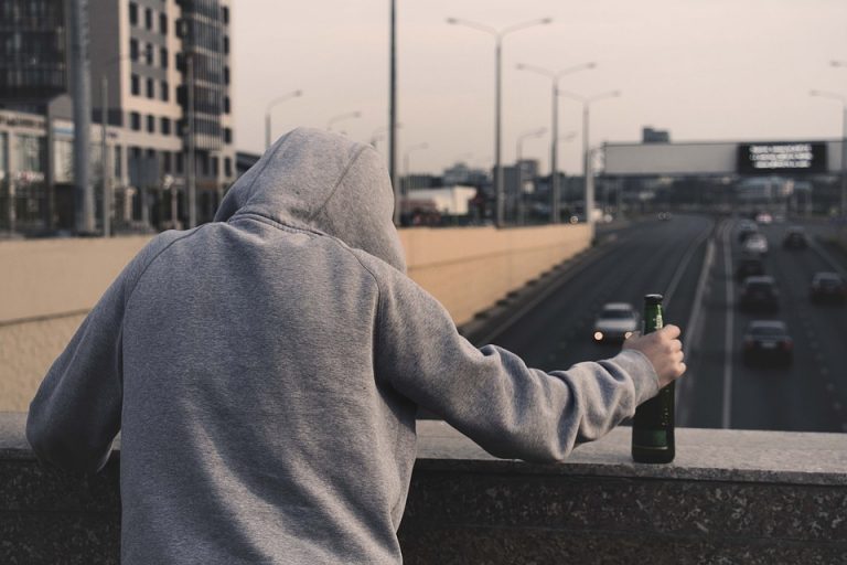 «Пьют и бомжи и богачи, счастливые не пьют»: нарколог об алкогольной зависимости