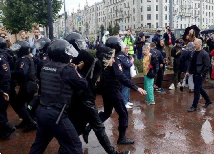 ПРЯМАЯ ТРАНСЛЯЦИЯ: в Москве начались задержания на несогласованной акции
