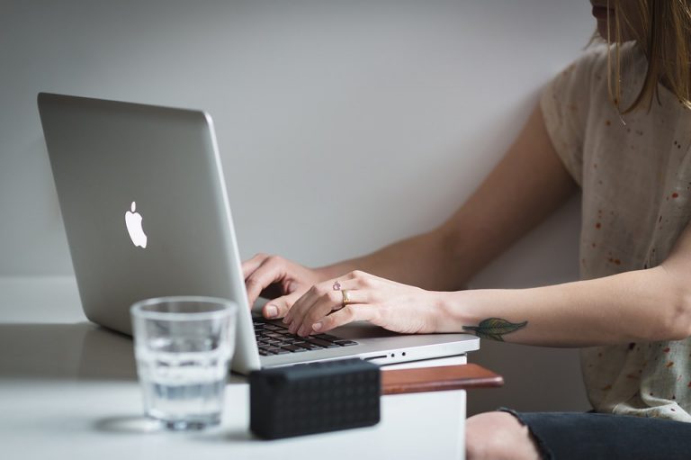Могут взорваться: в США запретили проносить на самолеты некоторые модели MacBook Pro