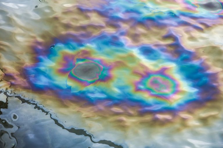 В Балтийском море, на границе Латвии, обнаружено нефтяное пятно