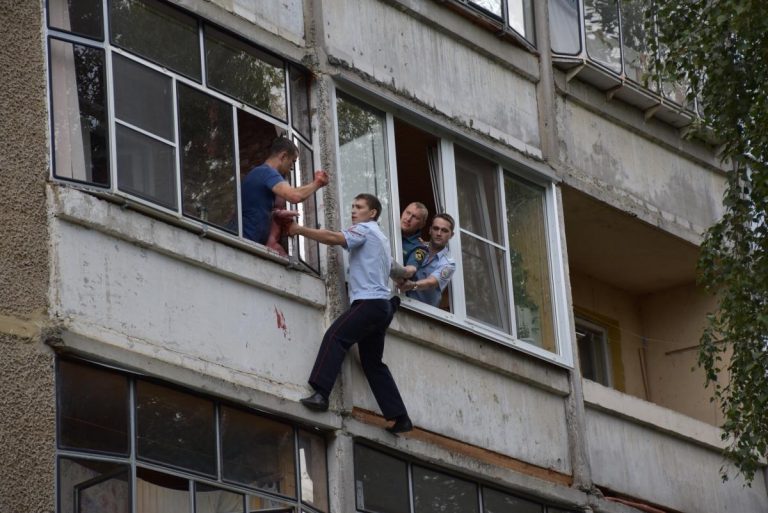 ВИДЕО: пьяный мужчина в Саранске пытался выбросить из окна грудную дочь