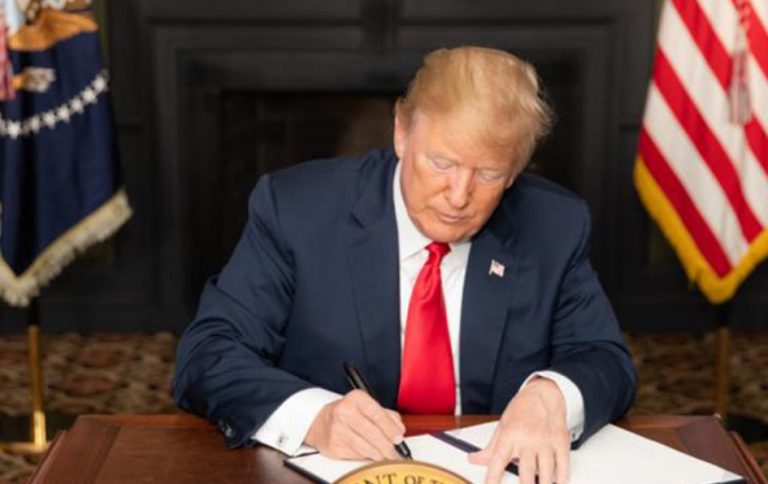 Трамп подписал указ о новых санкциях против России из-за Скрипалей